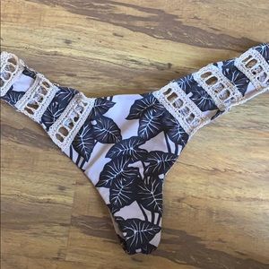 Acacia bottoms size L